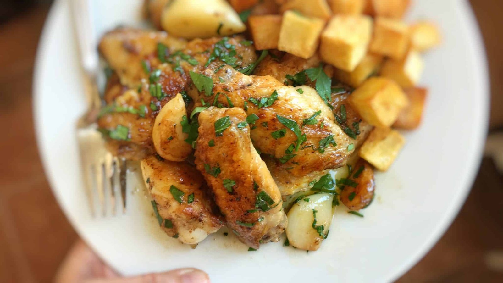 Are you familiar with the Spanish classic pollo al ajillo? Then you will know what these pan fried garlic chicken wings in white wine are about! Enjoy this one!