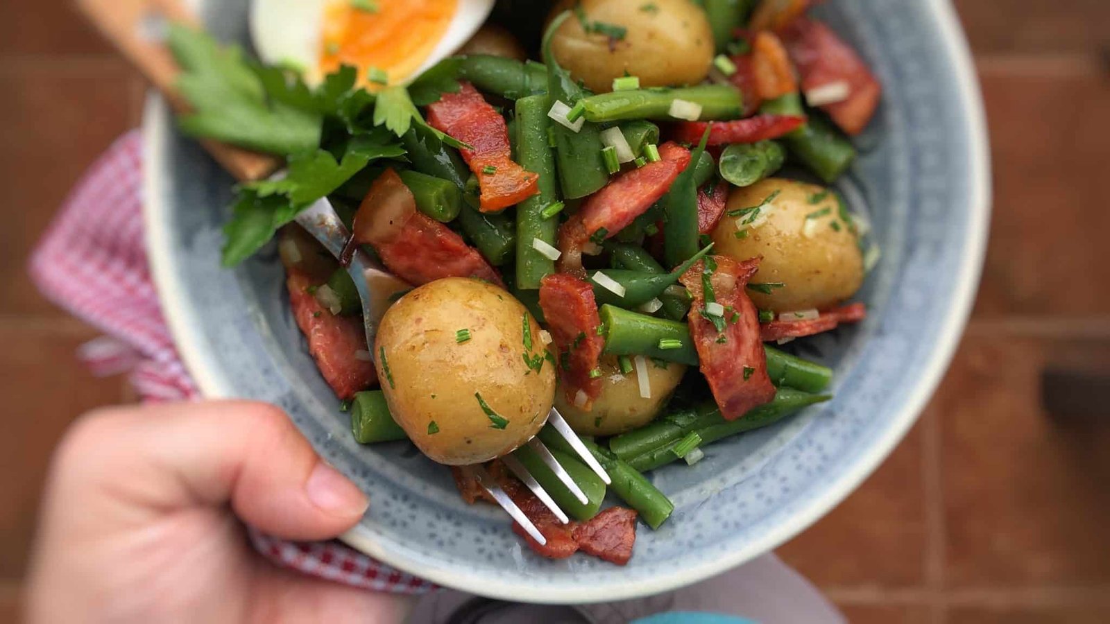 Crunchy bacon, tender green beans, cooked potatoes and hard-boiled eggs in a vinegar dressing... Enjoy this delicious salade Liegeoise salad, a Belgian classic!