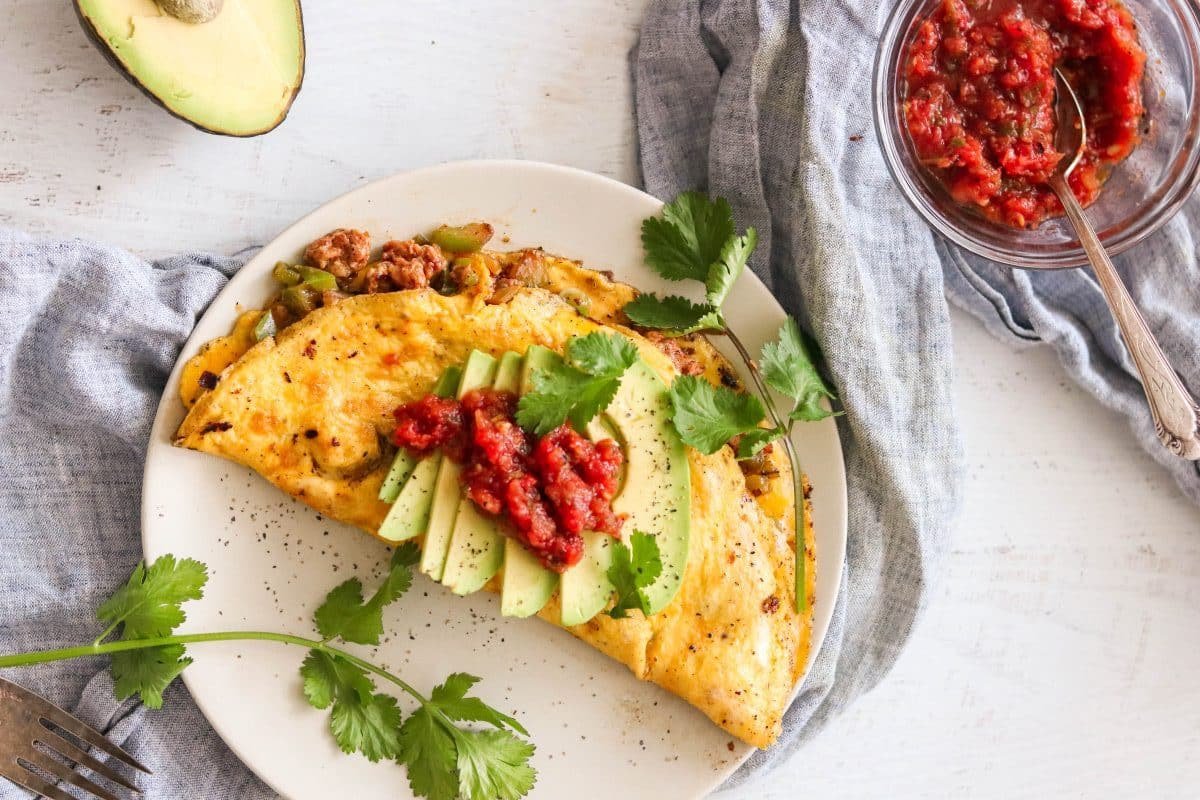 Do you know how to make an omelet? Omelet are great for breast, lunch or dinner. Check out these 20 omelet recipes for more inspiration!