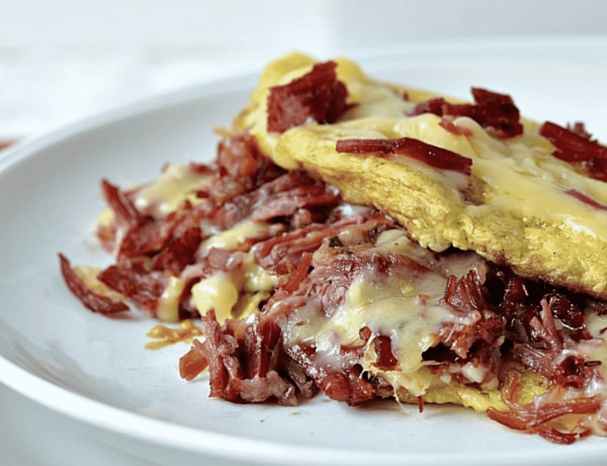 Do you know how to make an omelet? Omelet are great for breast, lunch or dinner. Check out these 20 omelet recipes for more inspiration!