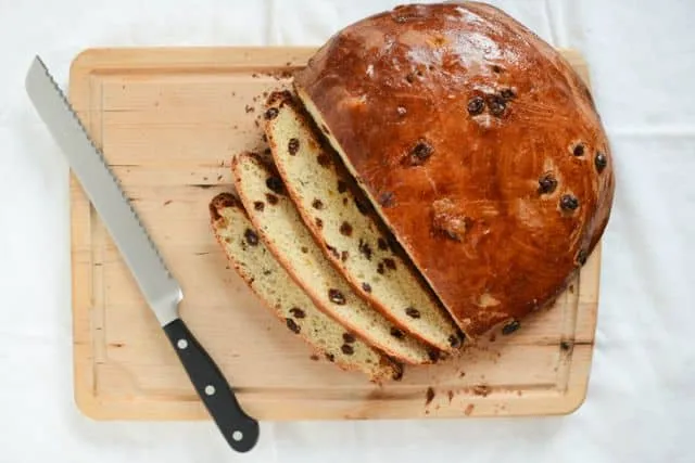 Are you looking for a cool weekend baking challenge? Then you should check out these 20 funky bread recipes with a twist, both sweet and savory!