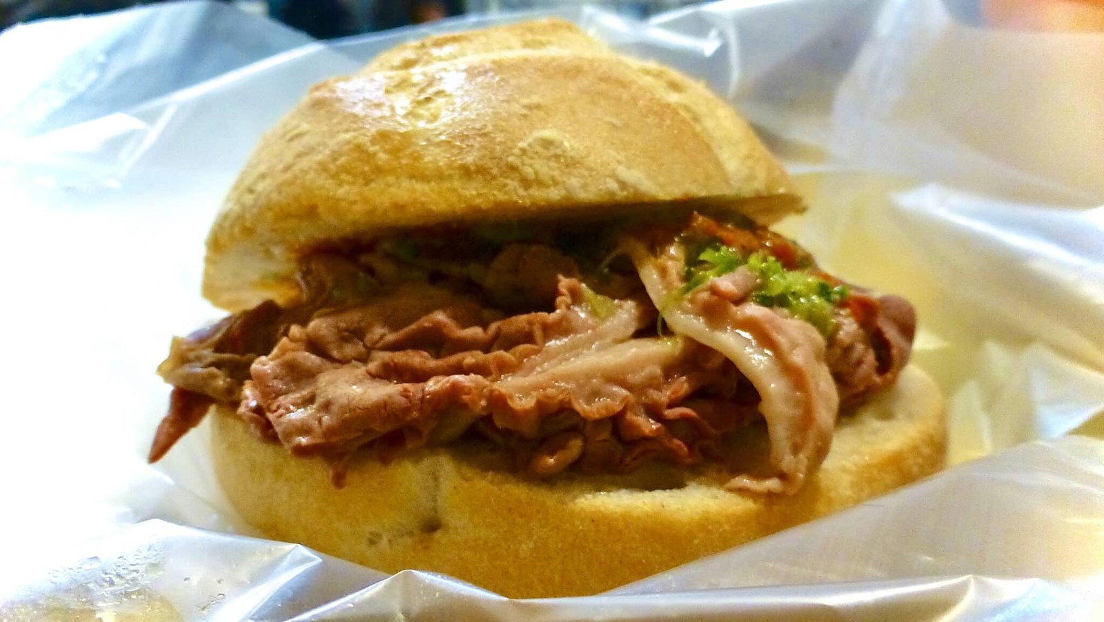 Lampredotto Da Nerbone: a tripes sandwich for breakfast in Florence! Read here where you can find the best lampredotto sandwich in town!