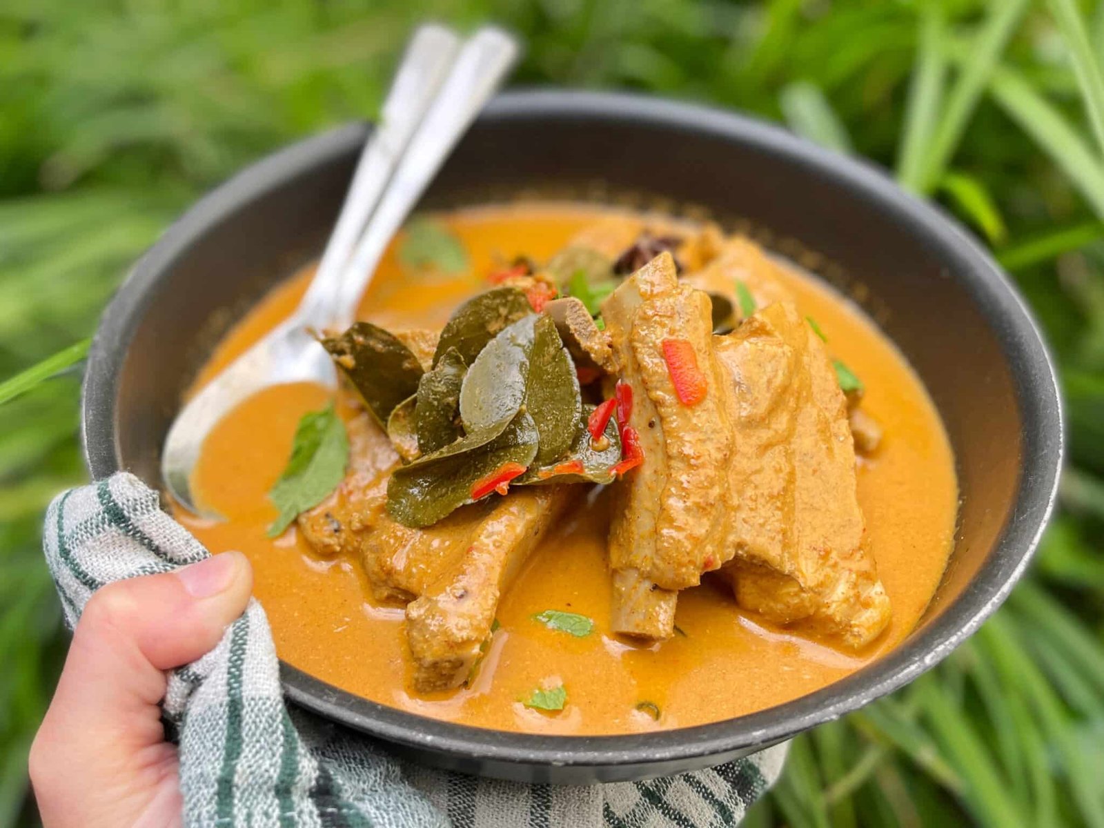Fancy a fabulous spicy curry dinner tonight? This spicy pork rib curry is absolutely to die for, fall off the bone meat... Perfection!