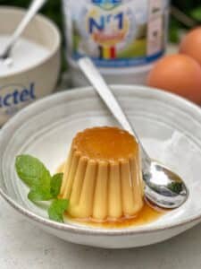 This classic creme caramel is so easy to make and needs very little ingredients! Oven baked eggs, sugar and milk: a fantastic dessert!