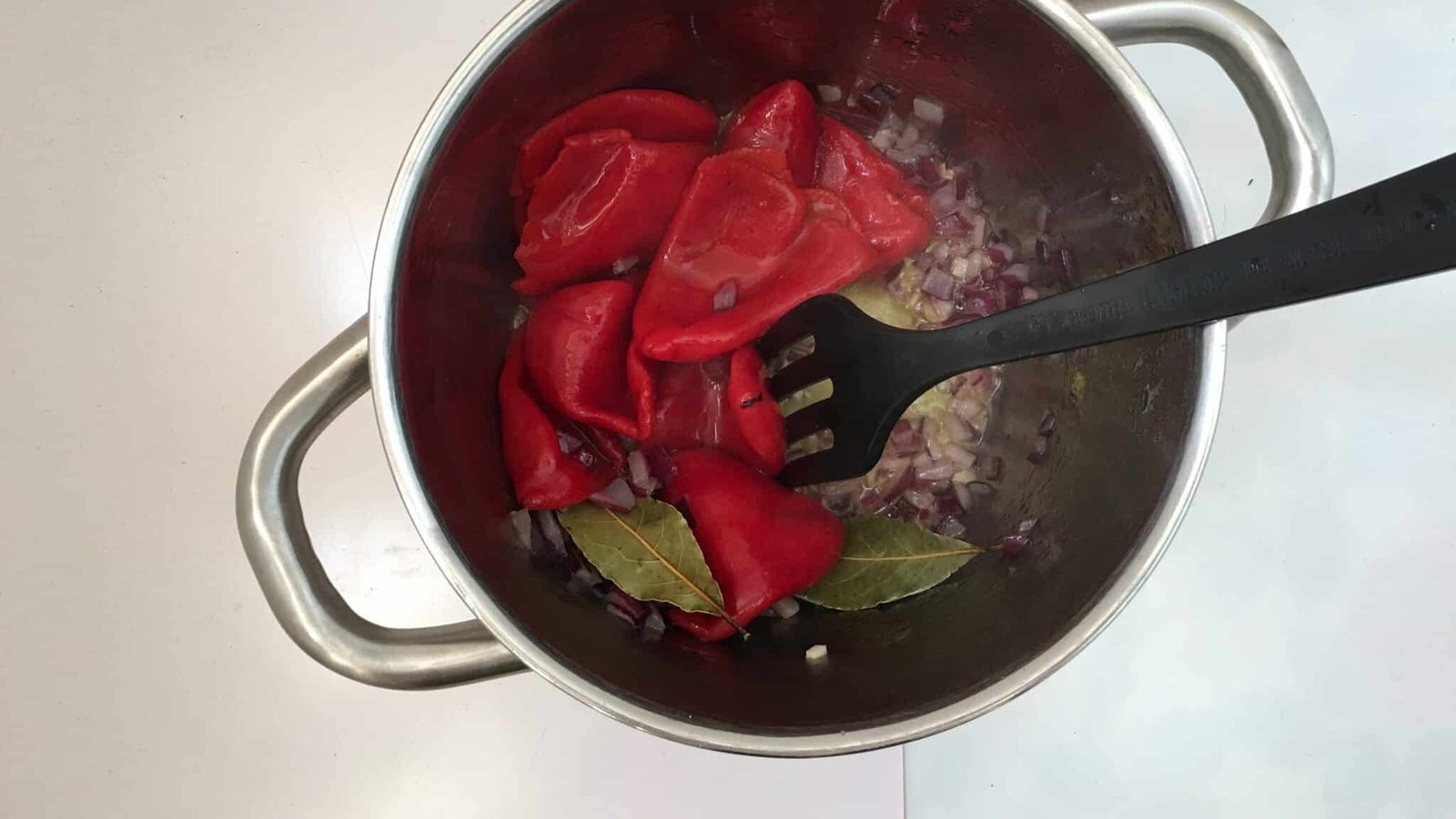 Canned peppers, fresh chorizo and feta cheese: the perfect quick and easy lunch! This piquillo pepper soup is to die for...