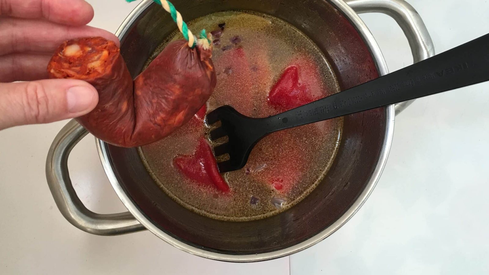 Canned peppers, fresh chorizo and feta cheese: the perfect quick and easy lunch! This piquillo pepper soup is to die for...