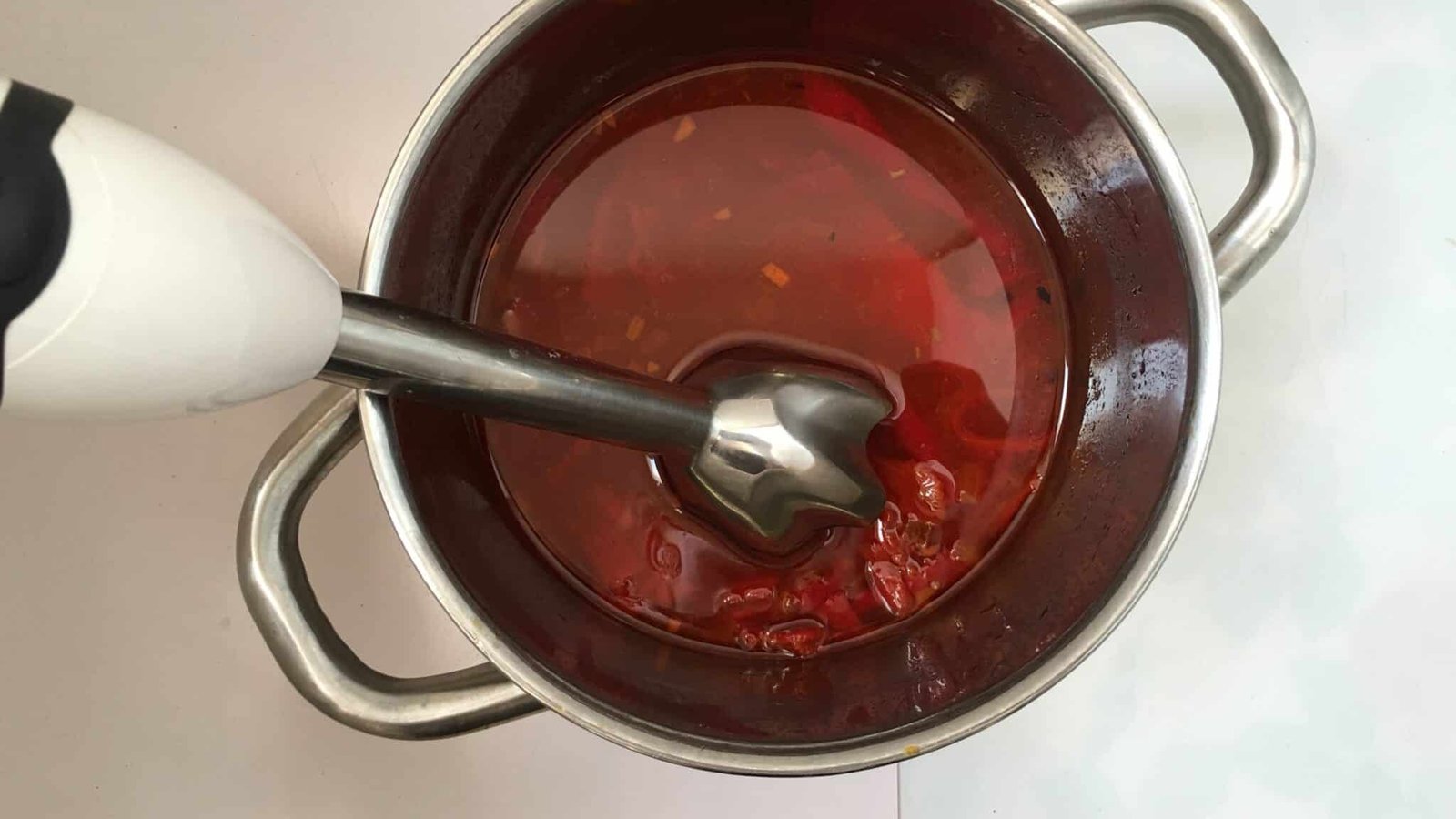 Canned peppers, fresh chorizo and feta cheese: the perfect quick and easy lunch! This piquillo pepper soup is to die for...