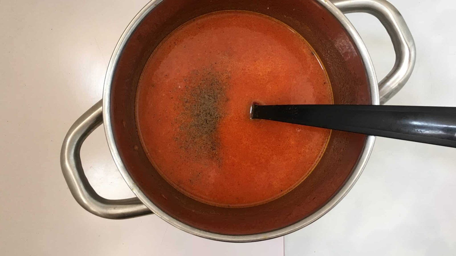 Canned peppers, fresh chorizo and feta cheese: the perfect quick and easy lunch! This piquillo pepper soup is to die for...