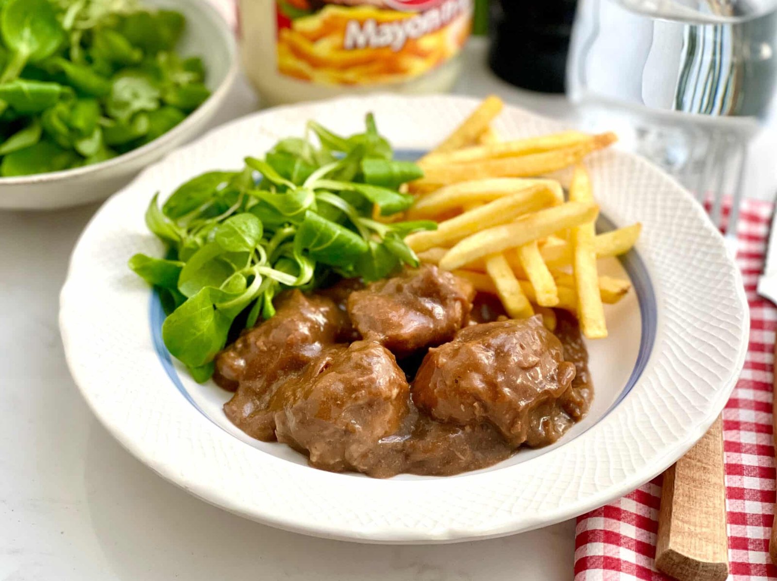 Looking for a good pork cheeks recipe? Then look no further! Pork cheeks braised in Belgian red ale, a beer by the name of Rodenbach.