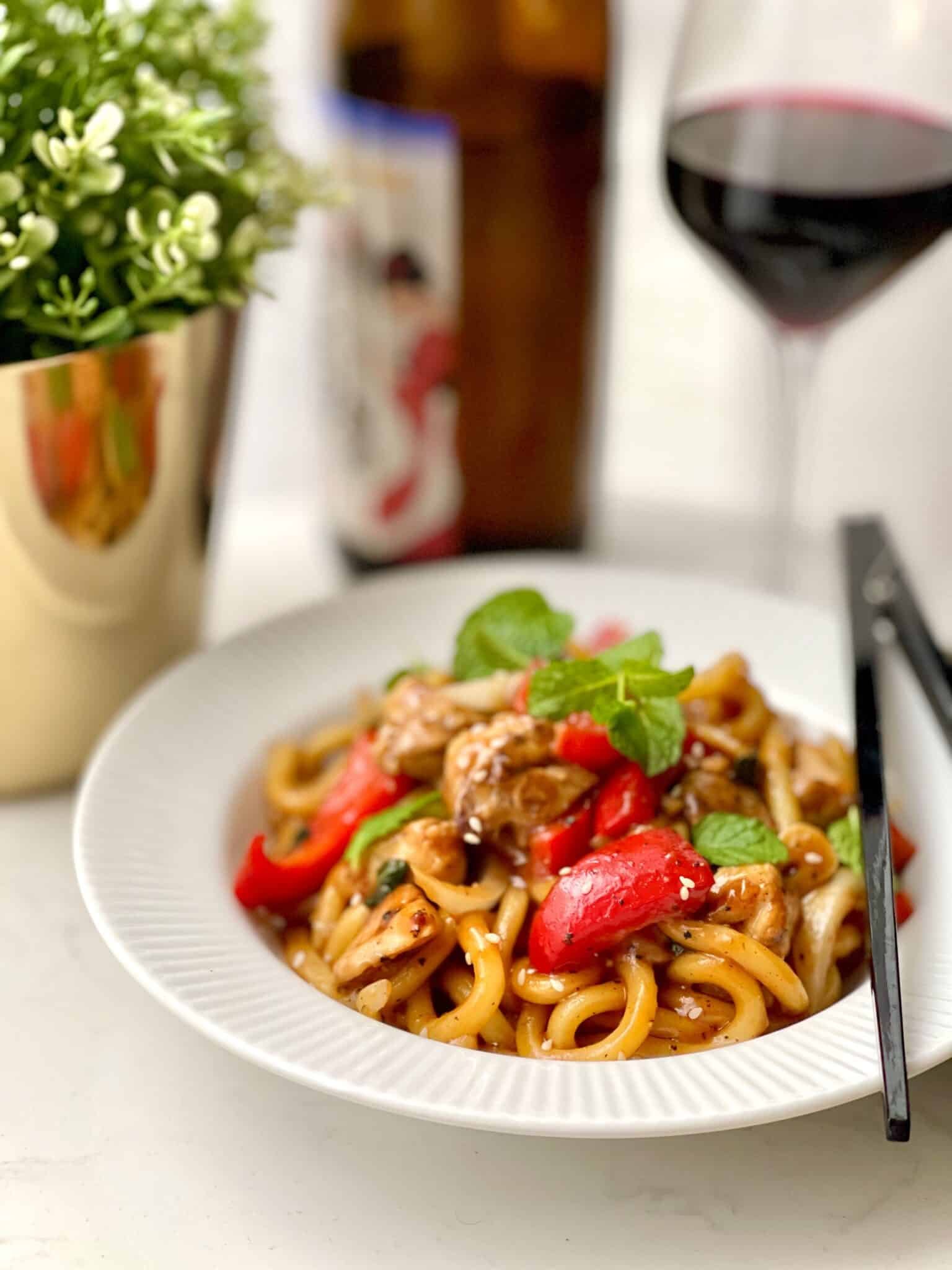 Best Recipe for Black Pepper Chicken Noodles Are you in for a quick and easy Asian dinner tonight? Try out my lush recipe for black pepper chicken and noodles! Ready in no time... Enjoy!