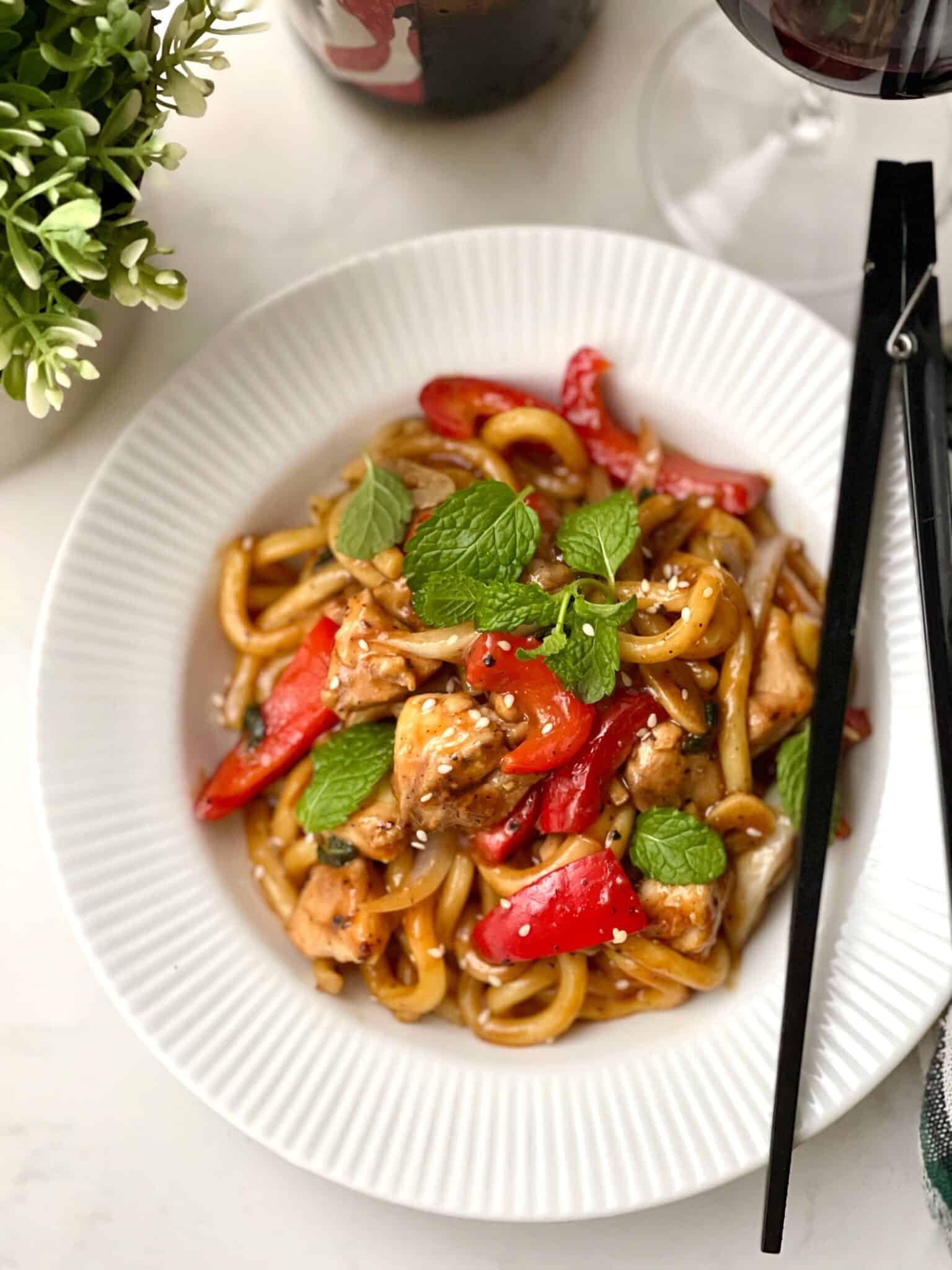 Are you in for a quick and easy Asian dinner tonight? Try out my lush recipe for black pepper chicken and noodles! Ready in no time... Enjoy!