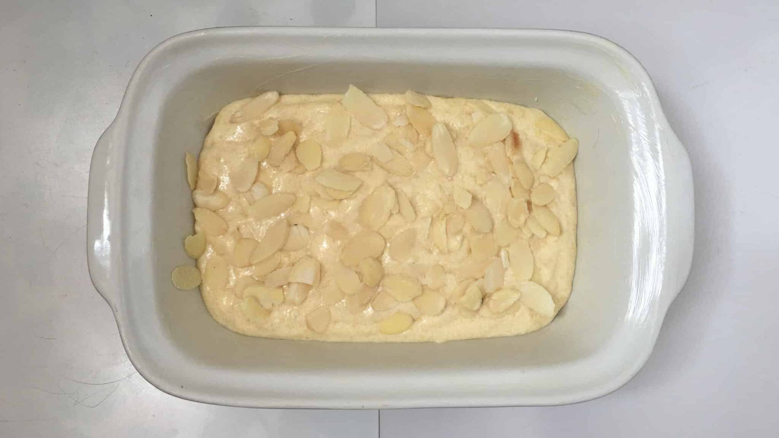 A surprising treat with yogurt and honey: this almond cake recipe is the perfect bite for your afternoon cup of tea or coffee!