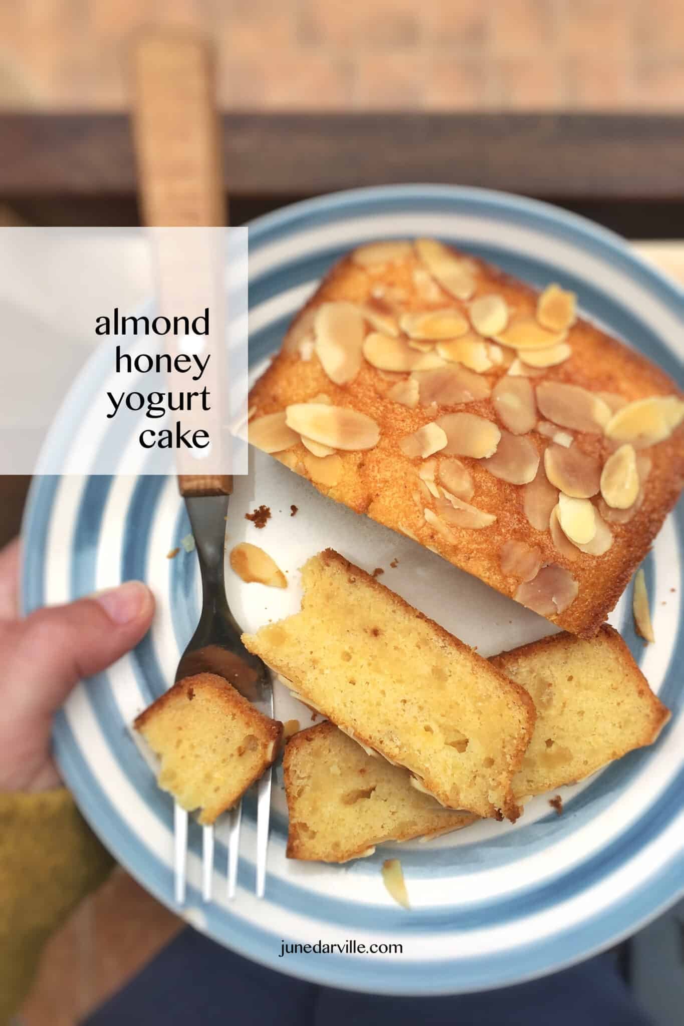 A surprising treat with yogurt and honey: this almond cake recipe is the perfect bite for your afternoon cup of tea or coffee!