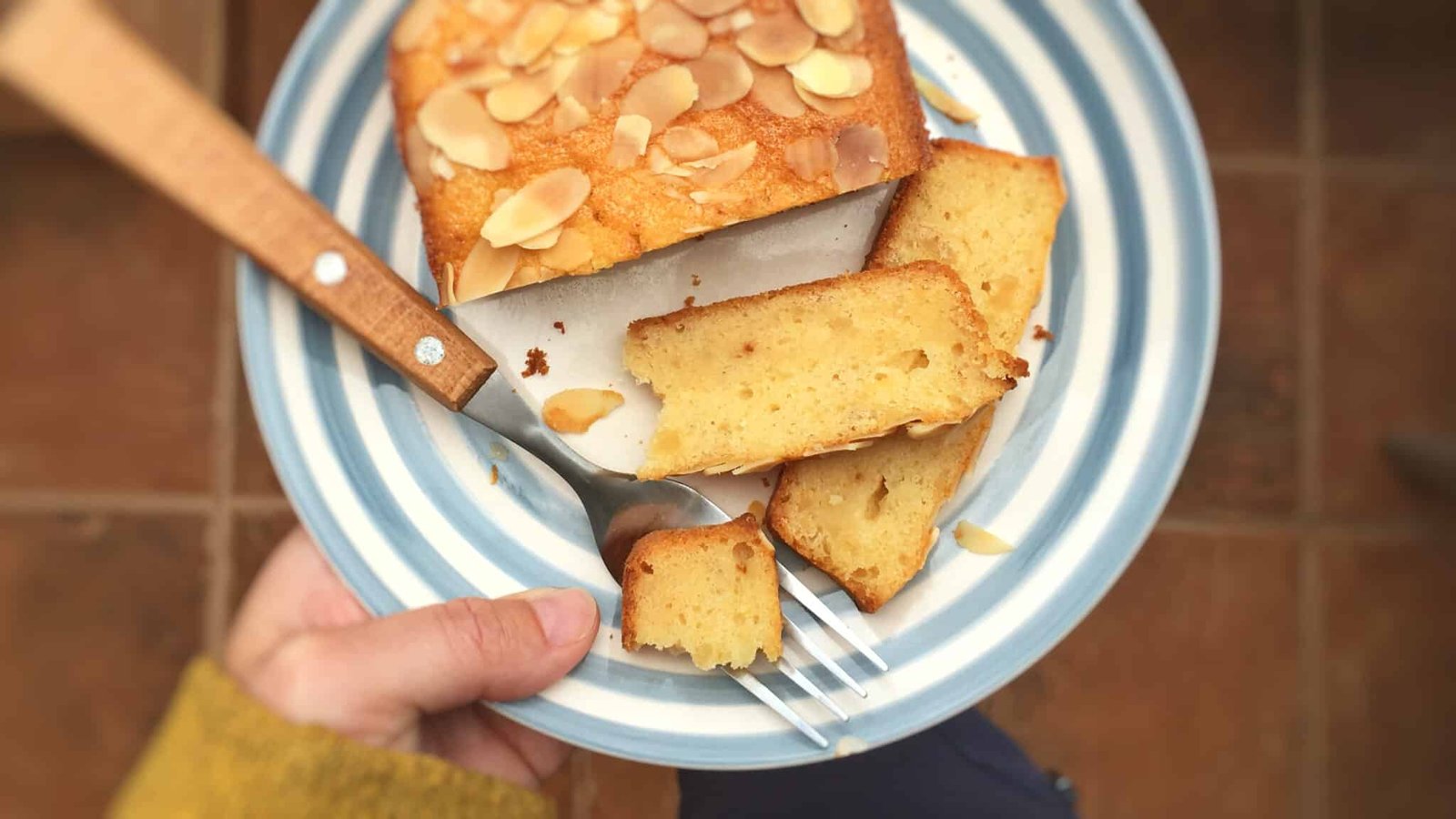 A surprising treat with yogurt and honey: this almond cake recipe is the perfect bite for your afternoon cup of tea or coffee!