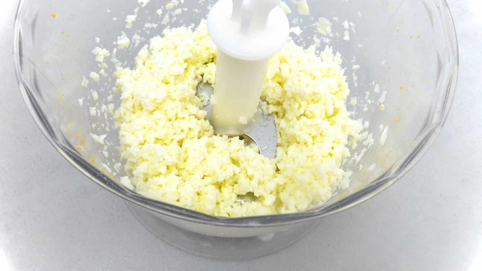 Al dente white asparagus with crumbled egg, parsley and a warm butter sauce... the perfect asparagus Flemish style recipe!