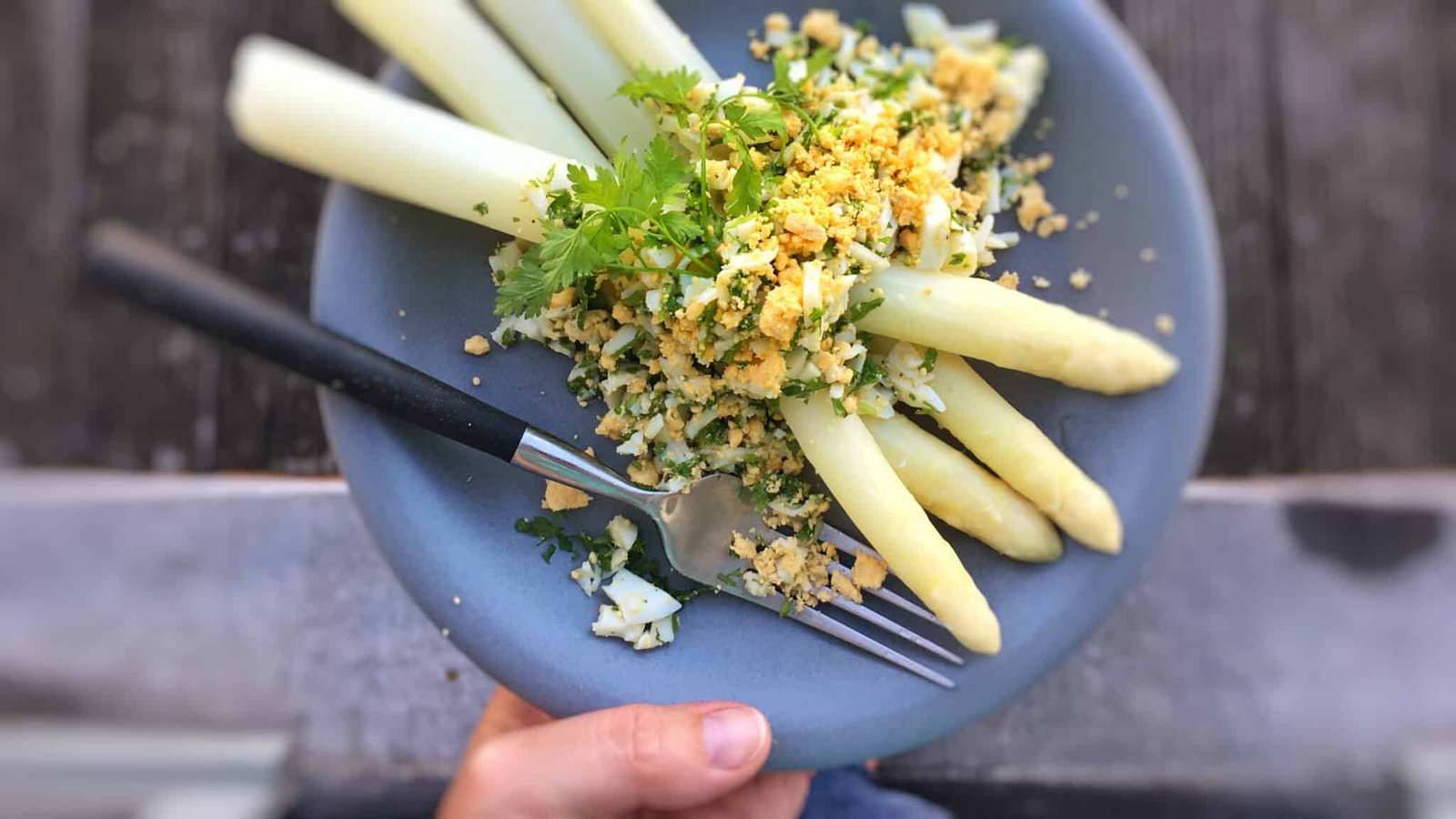 Al dente white asparagus with crumbled egg, parsley and a warm butter sauce... the perfect asparagus Flemish style recipe!
