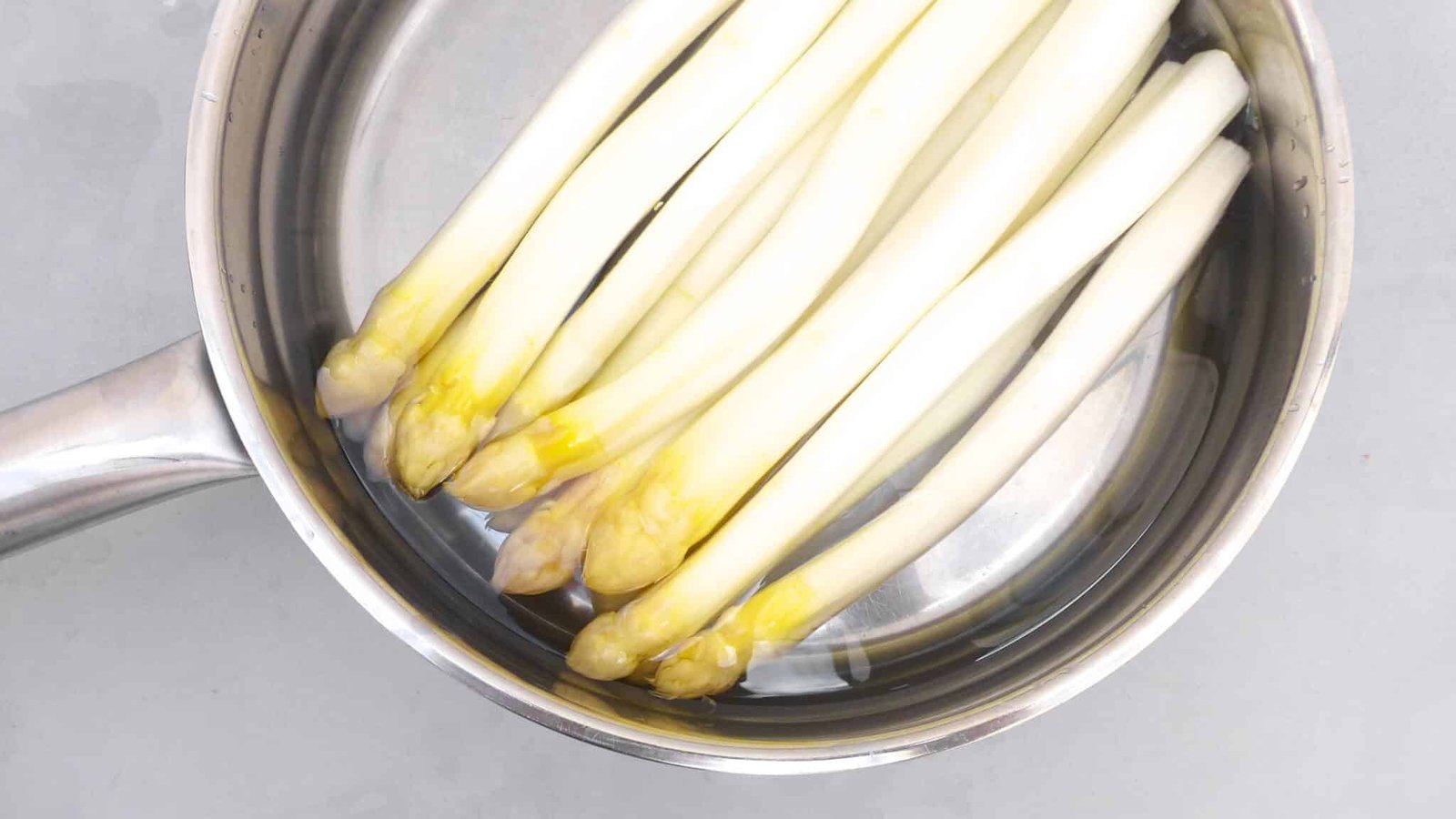 Al dente white asparagus with crumbled egg, parsley and a warm butter sauce... the perfect asparagus Flemish style recipe!