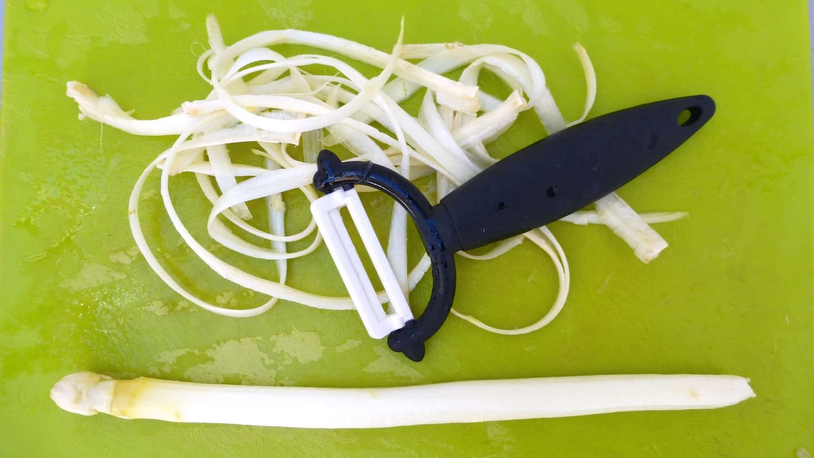 Al dente white asparagus with crumbled egg, parsley and a warm butter sauce... the perfect asparagus Flemish style recipe!