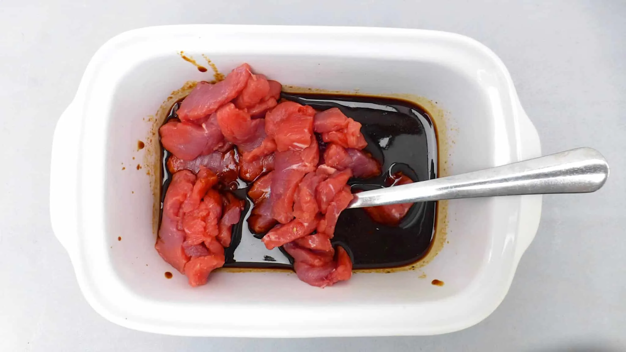 Best Cambodian Beef Lok Lak Recipe Try this traditional Cambodian beef lok lak: stir fried beef strips with soy sauce served with lettuce and tomatoes... Yum!