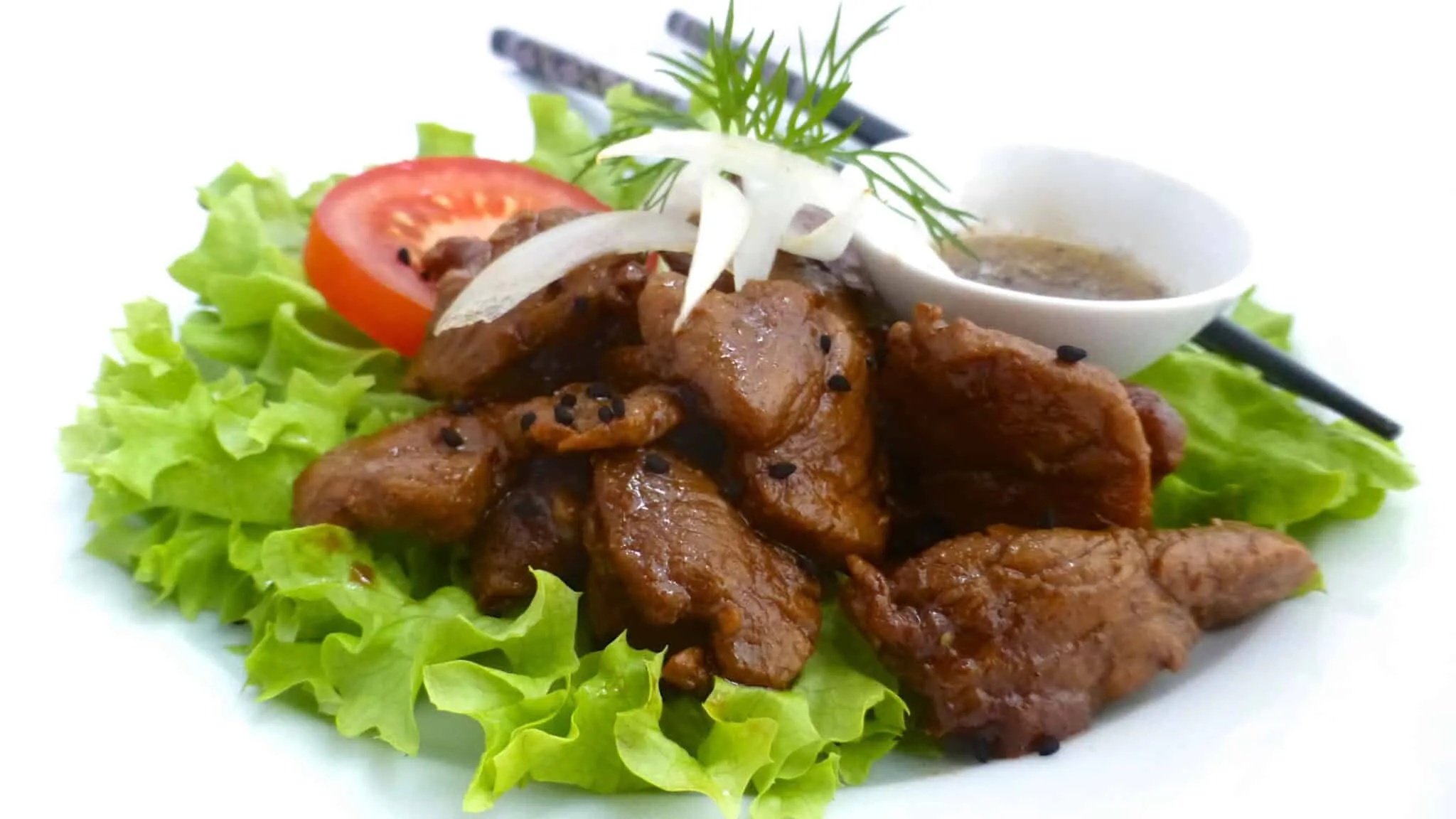 Best Cambodian Beef Lok Lak Recipe Try this traditional Cambodian beef lok lak: stir fried beef strips with soy sauce served with lettuce and tomatoes... Yum!