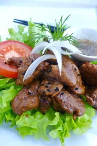 Best Cambodian Beef Lok Lak Recipe Try this traditional Cambodian beef lok lak: stir fried beef strips with soy sauce served with lettuce and tomatoes... Yum!
