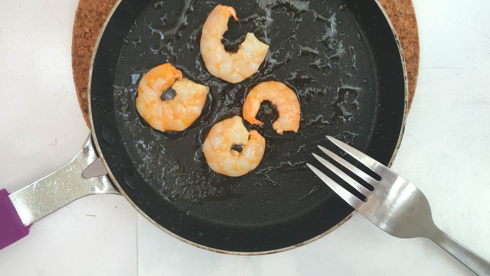 Appetizer, snack or lunch: these buffalo shrimp deviled eggs are a-mazing! That creamy egg yolk filling and the spicy prawns are a match made in heaven...