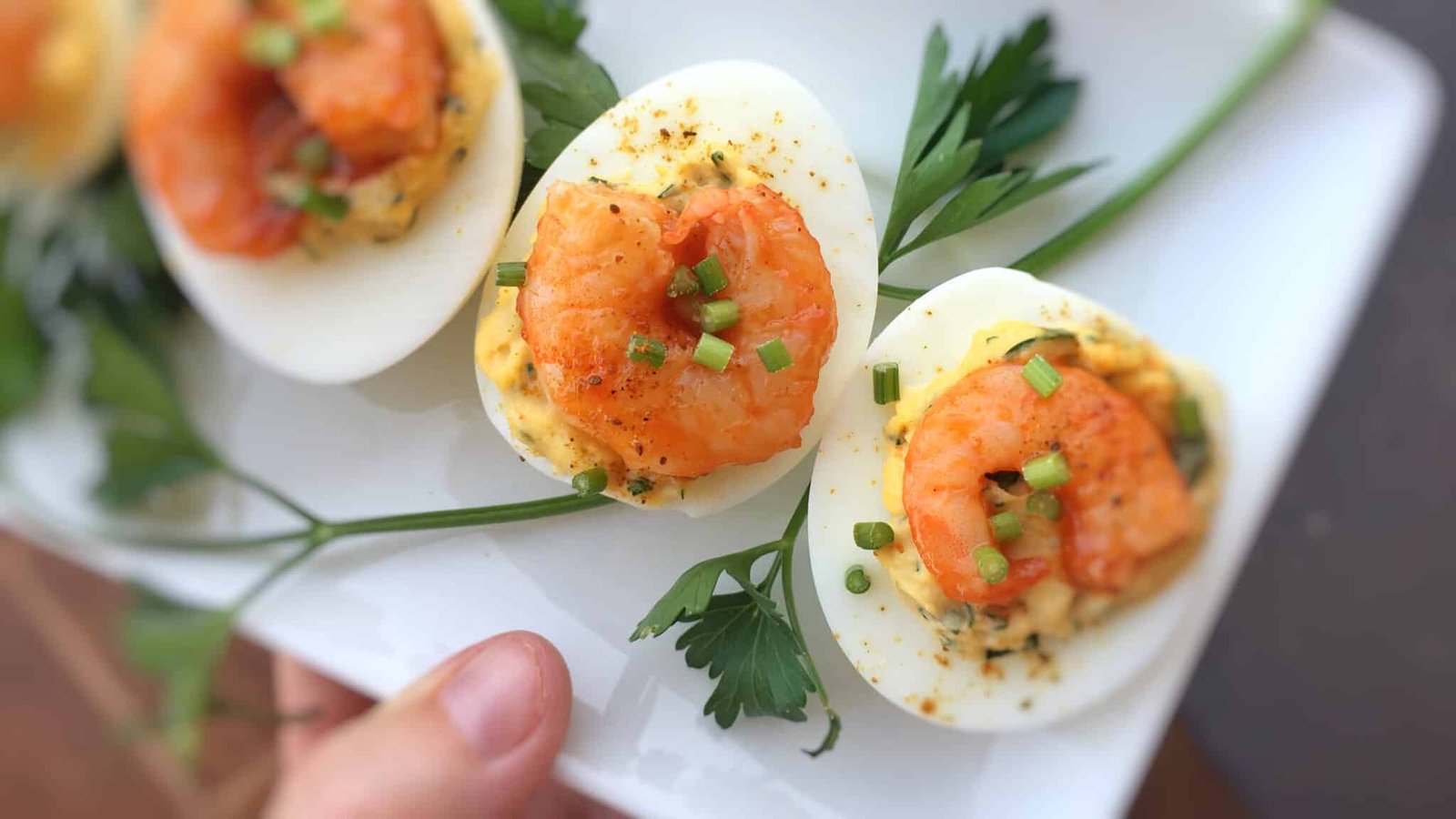 Appetizer, snack or lunch: these buffalo shrimp deviled eggs are a-mazing! That creamy egg yolk filling and the spicy prawns are a match made in heaven...