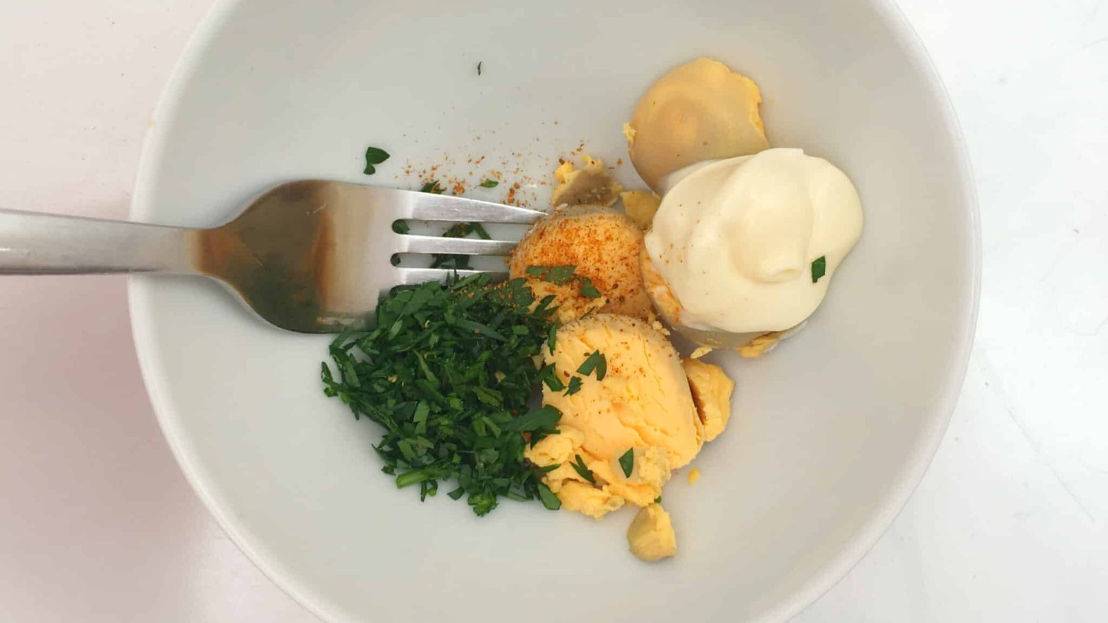 Appetizer, snack or lunch: these buffalo shrimp deviled eggs are a-mazing! That creamy egg yolk filling and the spicy prawns are a match made in heaven...