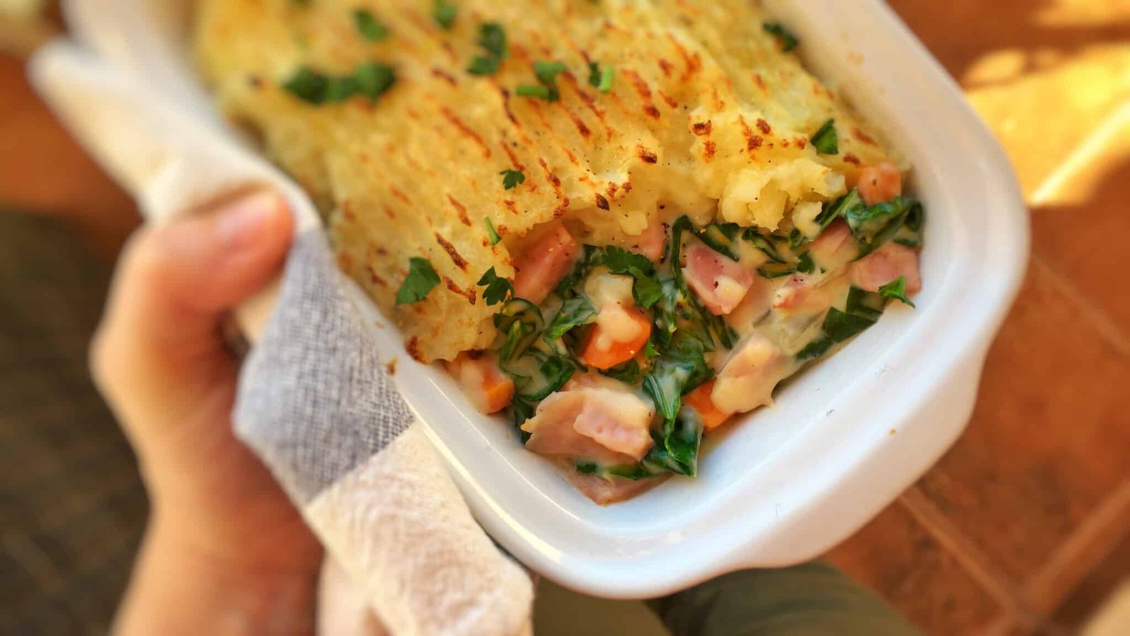 Look at the beauty: my delicious green cabbage and ham pie au gratin... Cabbage, shredded ham and white sauce covered with au gratin mashed potatoes!
