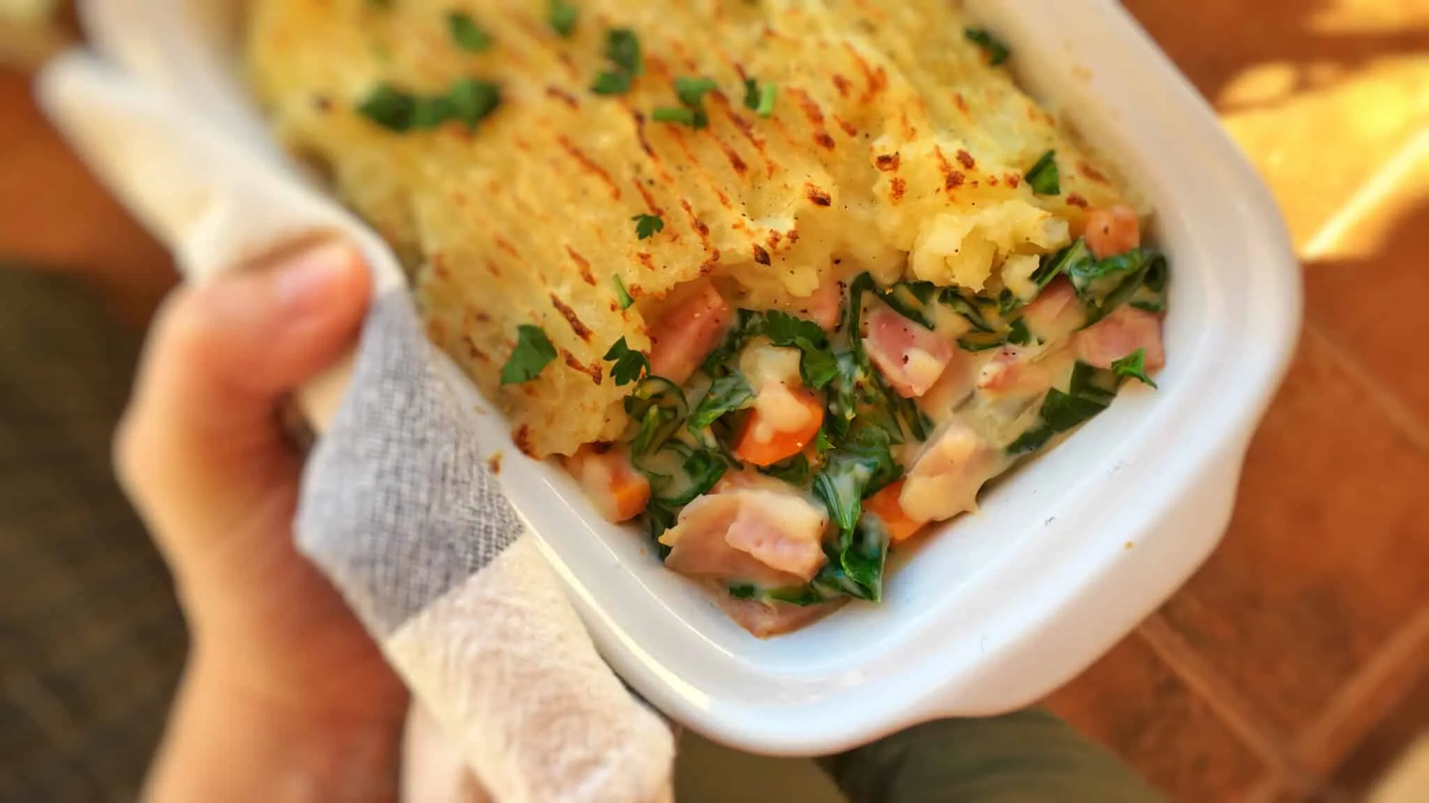 Look at the beauty: my delicious green cabbage and ham pie au gratin... Cabbage, shredded ham and white sauce covered with au gratin mashed potatoes!