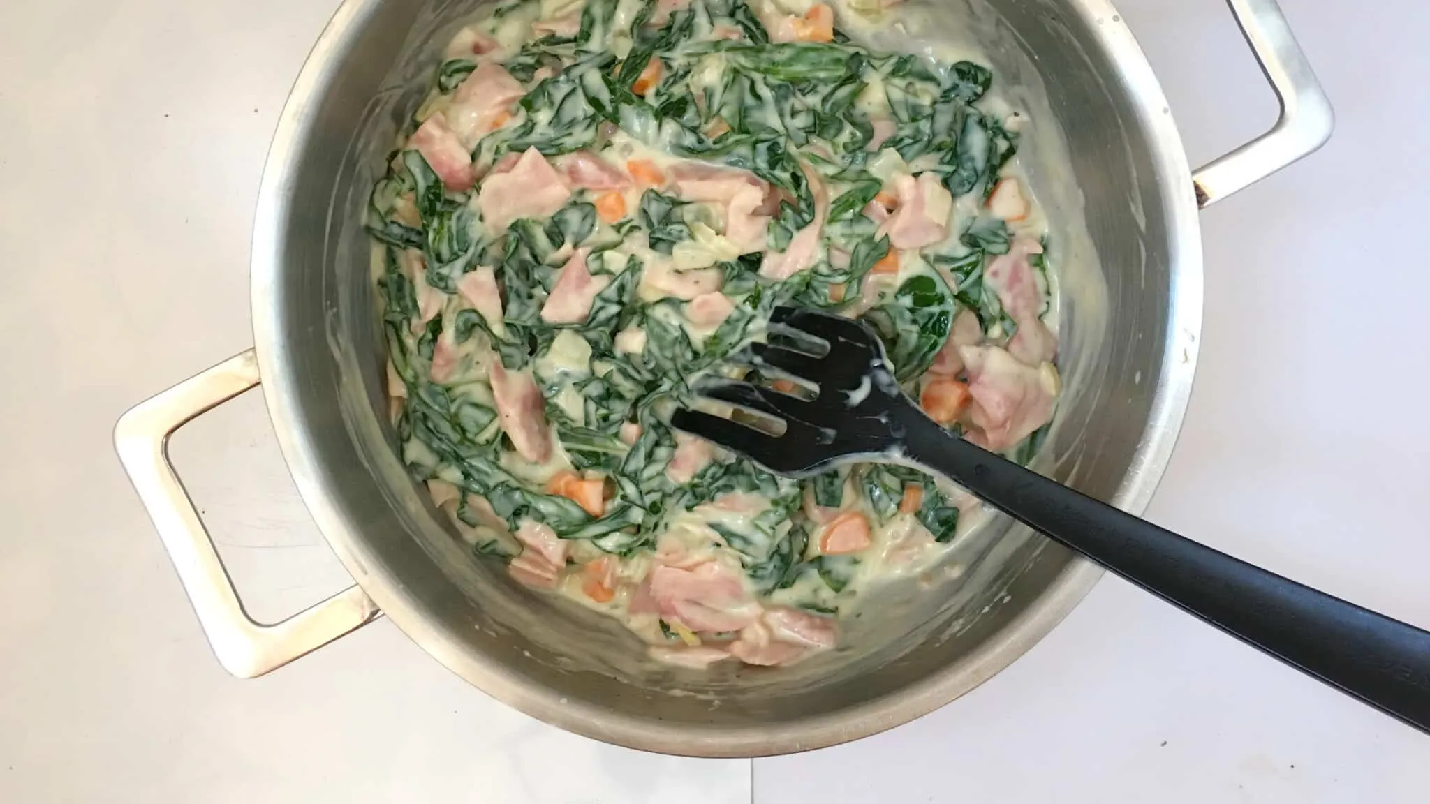Look at the beauty: my delicious green cabbage and ham pie au gratin... Cabbage, shredded ham and white sauce covered with au gratin mashed potatoes!
