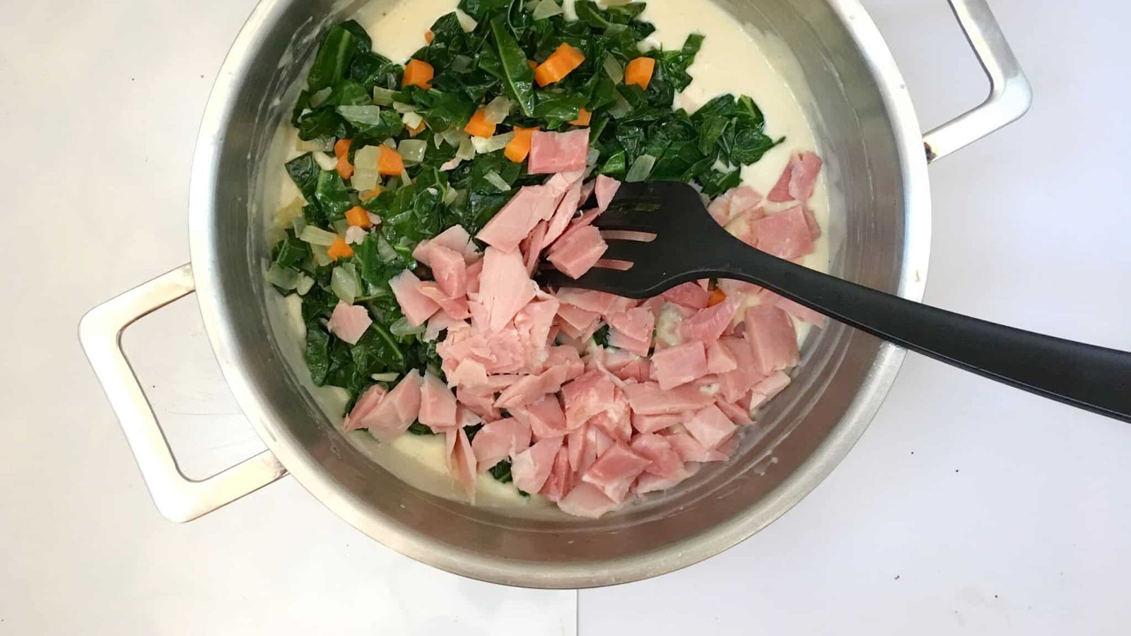 Look at the beauty: my delicious green cabbage and ham pie au gratin... Cabbage, shredded ham and white sauce covered with au gratin mashed potatoes!