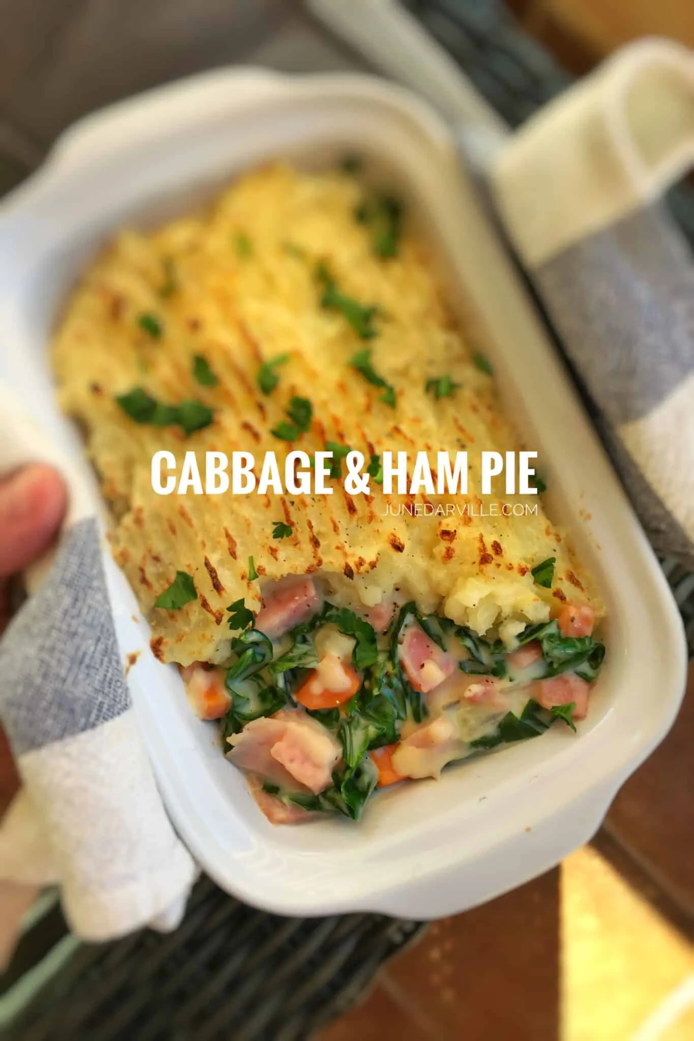Look at the beauty: my delicious green cabbage and ham pie au gratin... Cabbage, shredded ham and white sauce covered with au gratin mashed potatoes!
