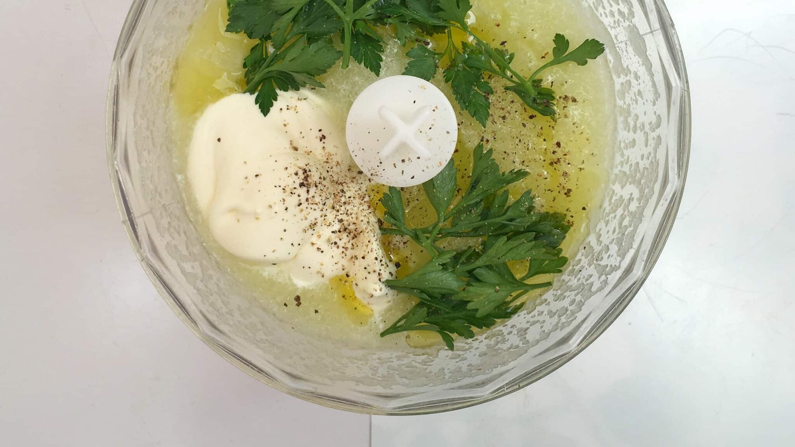 Chilled melon soup with crunchy baked ham bits: a great lunch idea to try at home! Especially now that the weather is extremely hot...