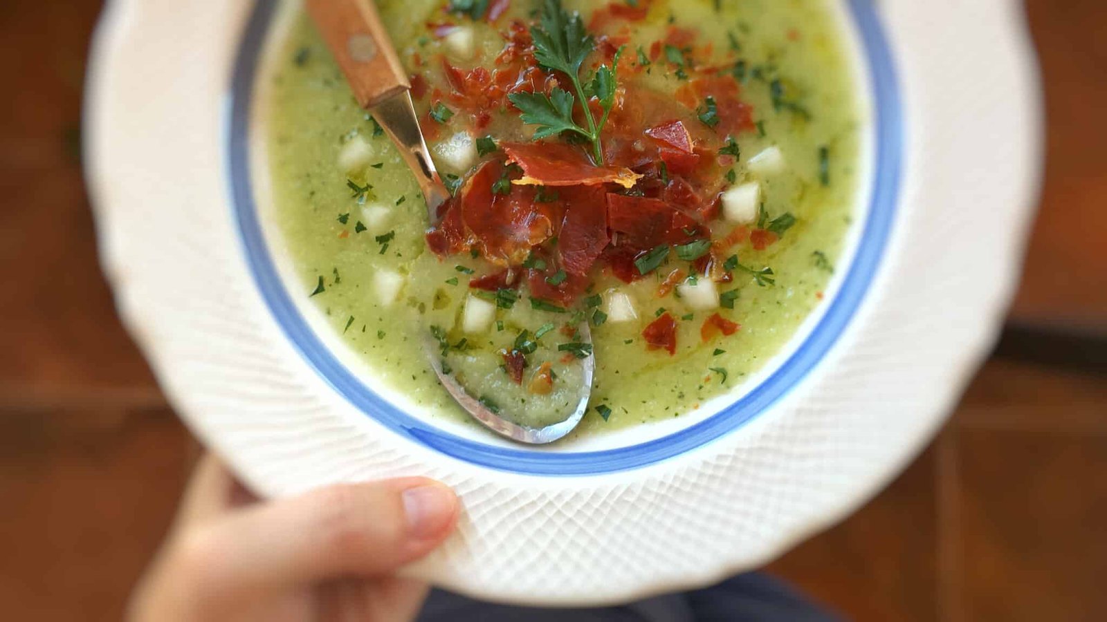 Chilled melon soup with crunchy baked ham bits: a great lunch idea to try at home! Especially now that the weather is extremely hot...
