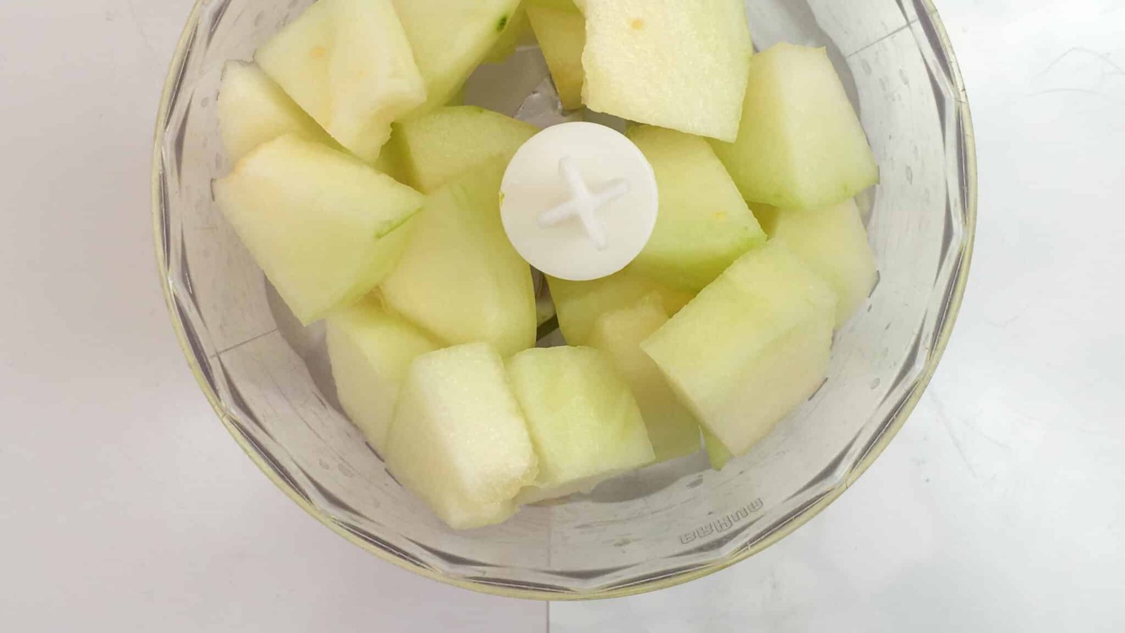 Chilled melon soup with crunchy baked ham bits: a great lunch idea to try at home! Especially now that the weather is extremely hot...