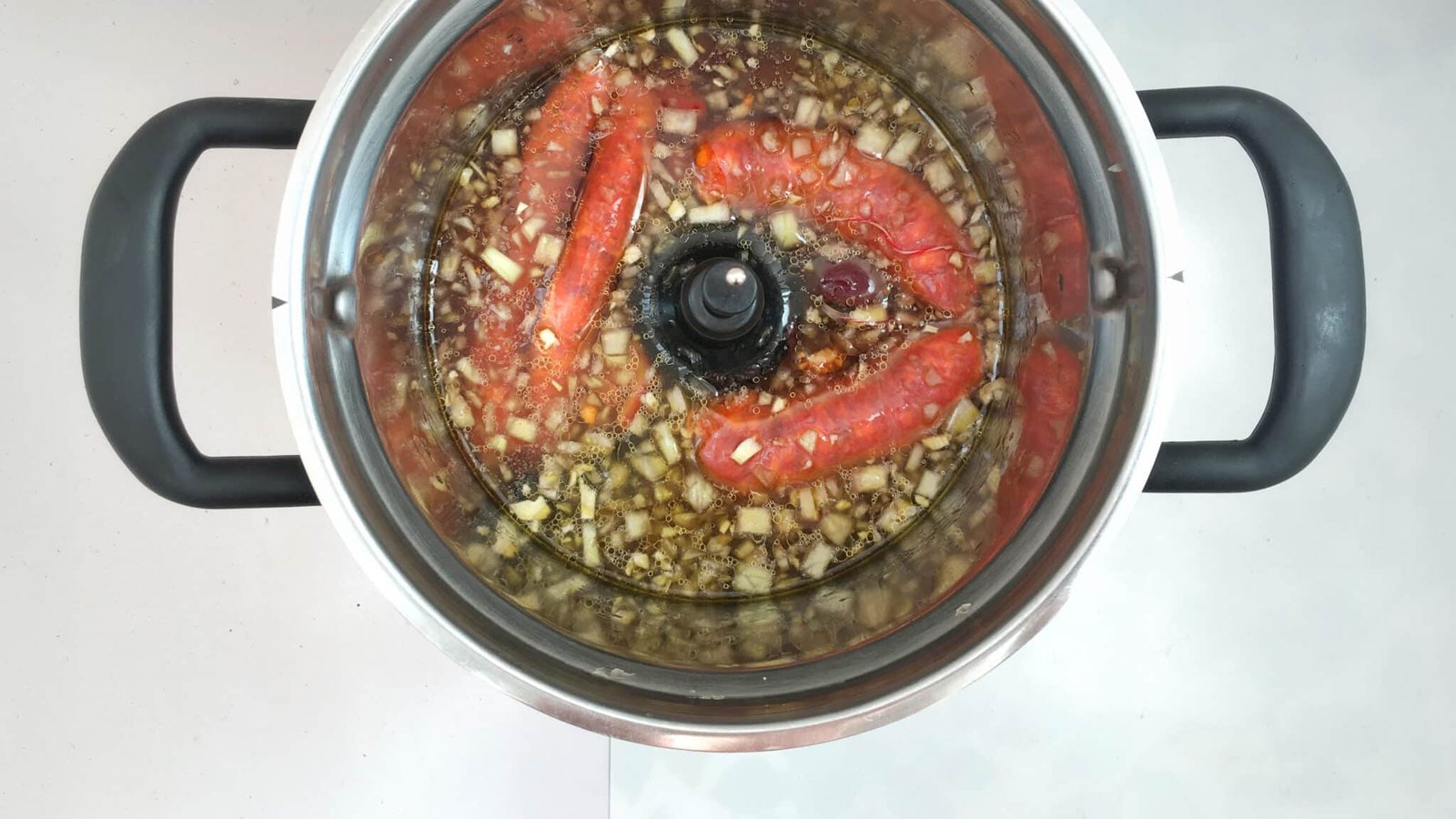 A comfy stew with some sunny flavors... this chorizo stew with olives and tomato sauce is a perfect match for the creamy saffron mash!