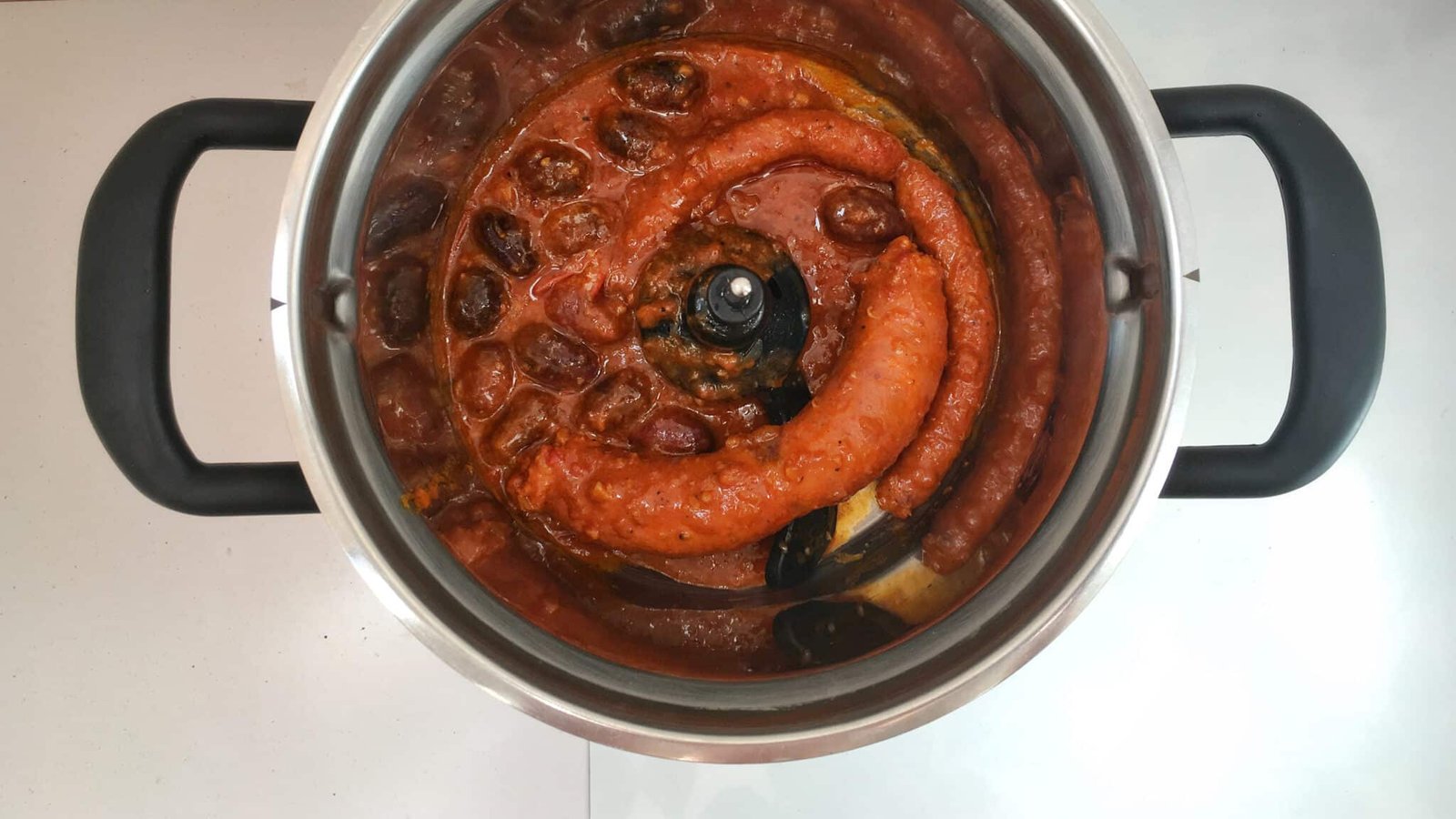 A comfy stew with some sunny flavors... this chorizo stew with olives and tomato sauce is a perfect match for the creamy saffron mash!