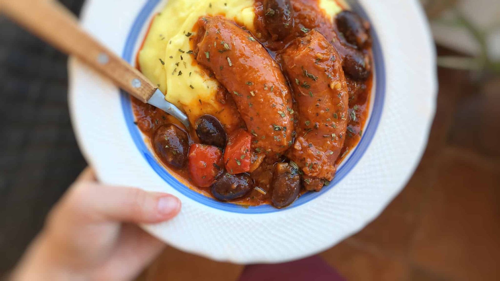 A comfy stew with some sunny flavors... this chorizo stew with olives and tomato sauce is a perfect match for the creamy saffron mash!
