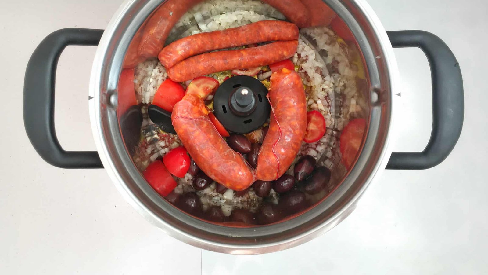 A comfy stew with some sunny flavors... this chorizo stew with olives and tomato sauce is a perfect match for the creamy saffron mash!