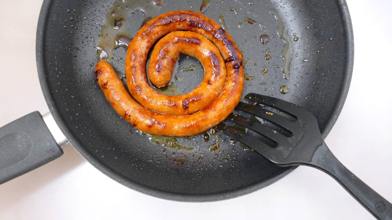 Chorizo a la sidra or chorizo sausage in apple cider, a Spanish classic! And a new addition to my Spanish tapas dinner with friends!