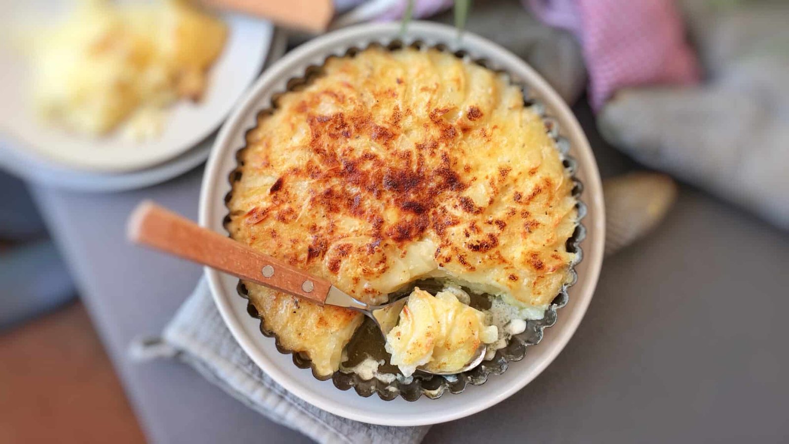 Creamy dauphinoise potatoes: a French scalloped potato bake with garlic, nutmeg and cream! The perfect potato side dish for cold winter days...