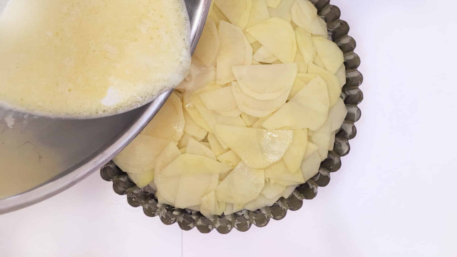 Creamy dauphinoise potatoes: a French scalloped potato bake with garlic, nutmeg and cream! The perfect potato side dish for cold winter days...
