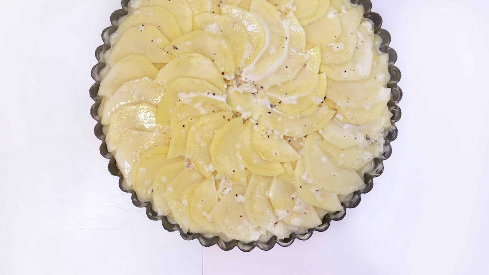 Creamy dauphinoise potatoes: a French scalloped potato bake with garlic, nutmeg and cream! The perfect potato side dish for cold winter days...