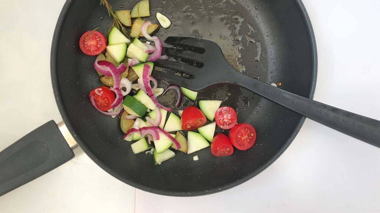 Do you have leftover egg whites in your fridge? Then you can make this delicious egg white omelet for lunch with mediterranean vegetables and fresh basil! Yum!