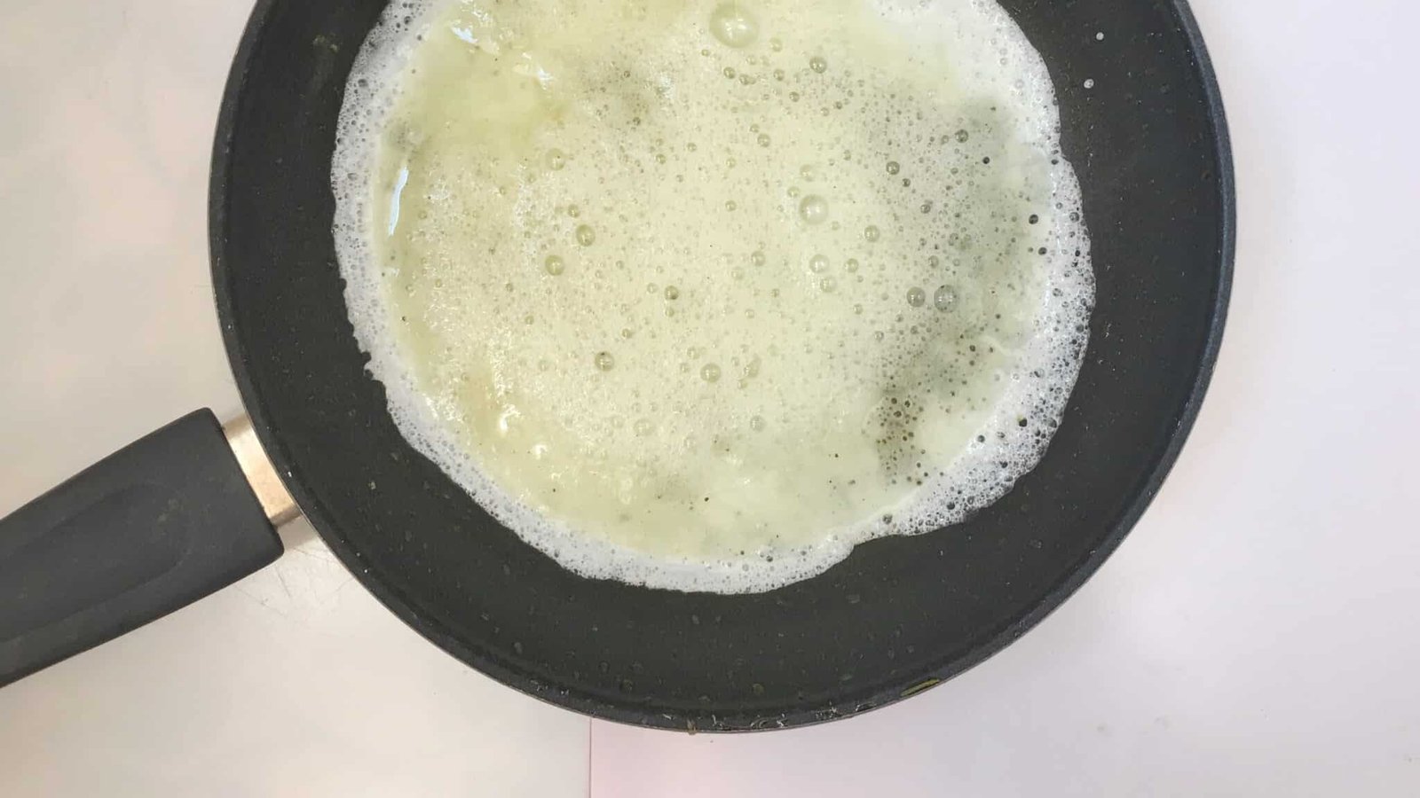 Do you have leftover egg whites in your fridge? Then you can make this delicious egg white omelet for lunch with mediterranean vegetables and fresh basil! Yum!