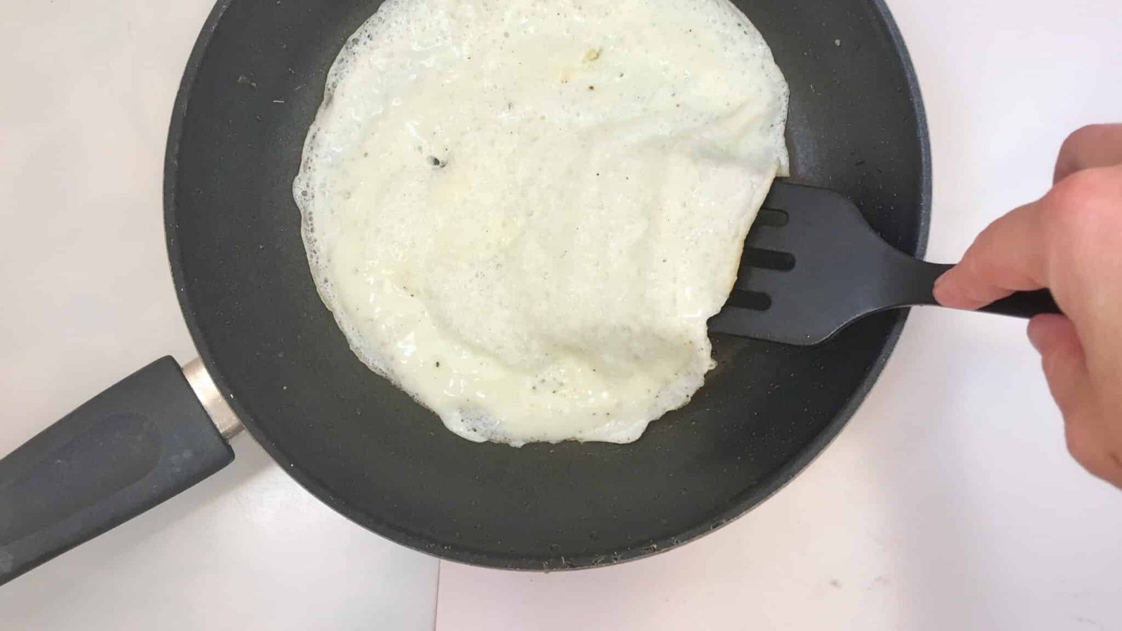 Do you have leftover egg whites in your fridge? Then you can make this delicious egg white omelet for lunch with mediterranean vegetables and fresh basil! Yum!