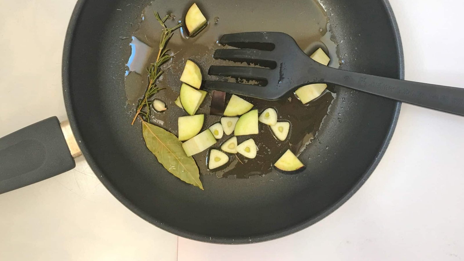 Do you have leftover egg whites in your fridge? Then you can make this delicious egg white omelet for lunch with mediterranean vegetables and fresh basil! Yum!