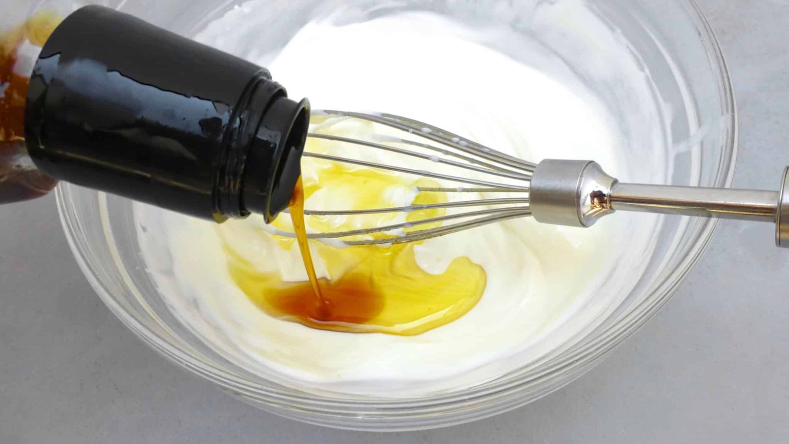 Looking for a homemade falafel sauce? Try out my simple yogurt falafel sauce with sesame oil: the best falafel diping sauce ever!