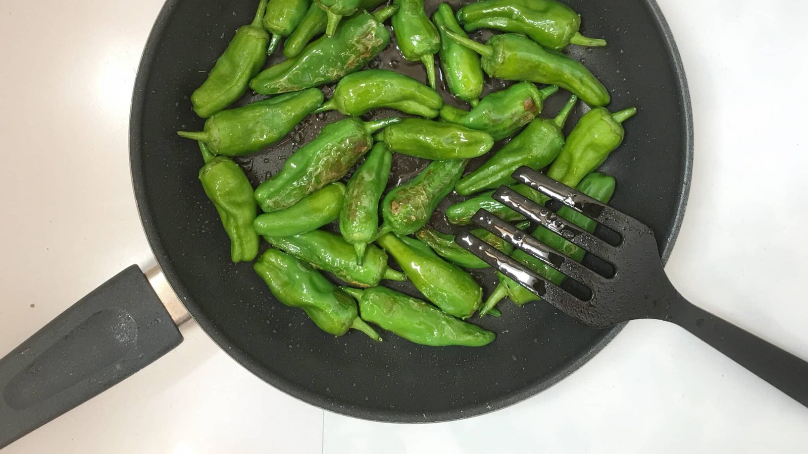 There’s no tapas dinner without a plateful of charred pimientos de Padron... These fried padron peppers are so easy to prepare! Have you tasted them before?